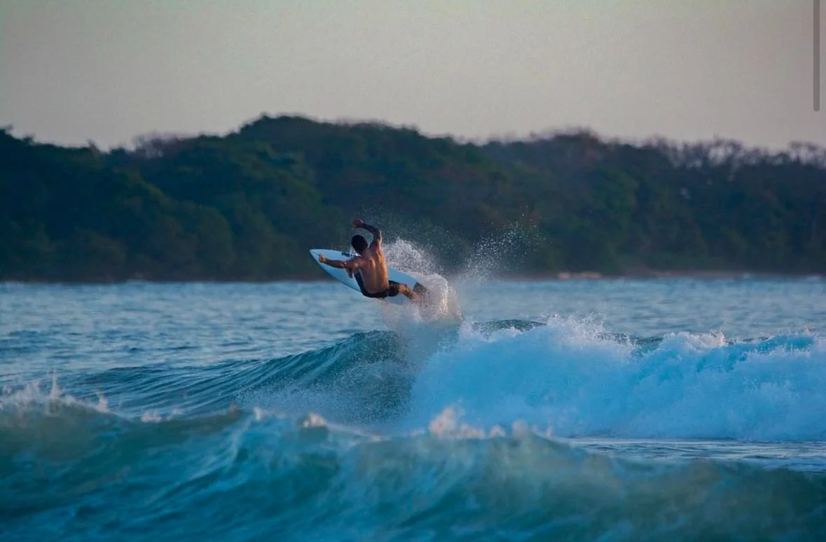 Surfista en una ola en Tamarindo